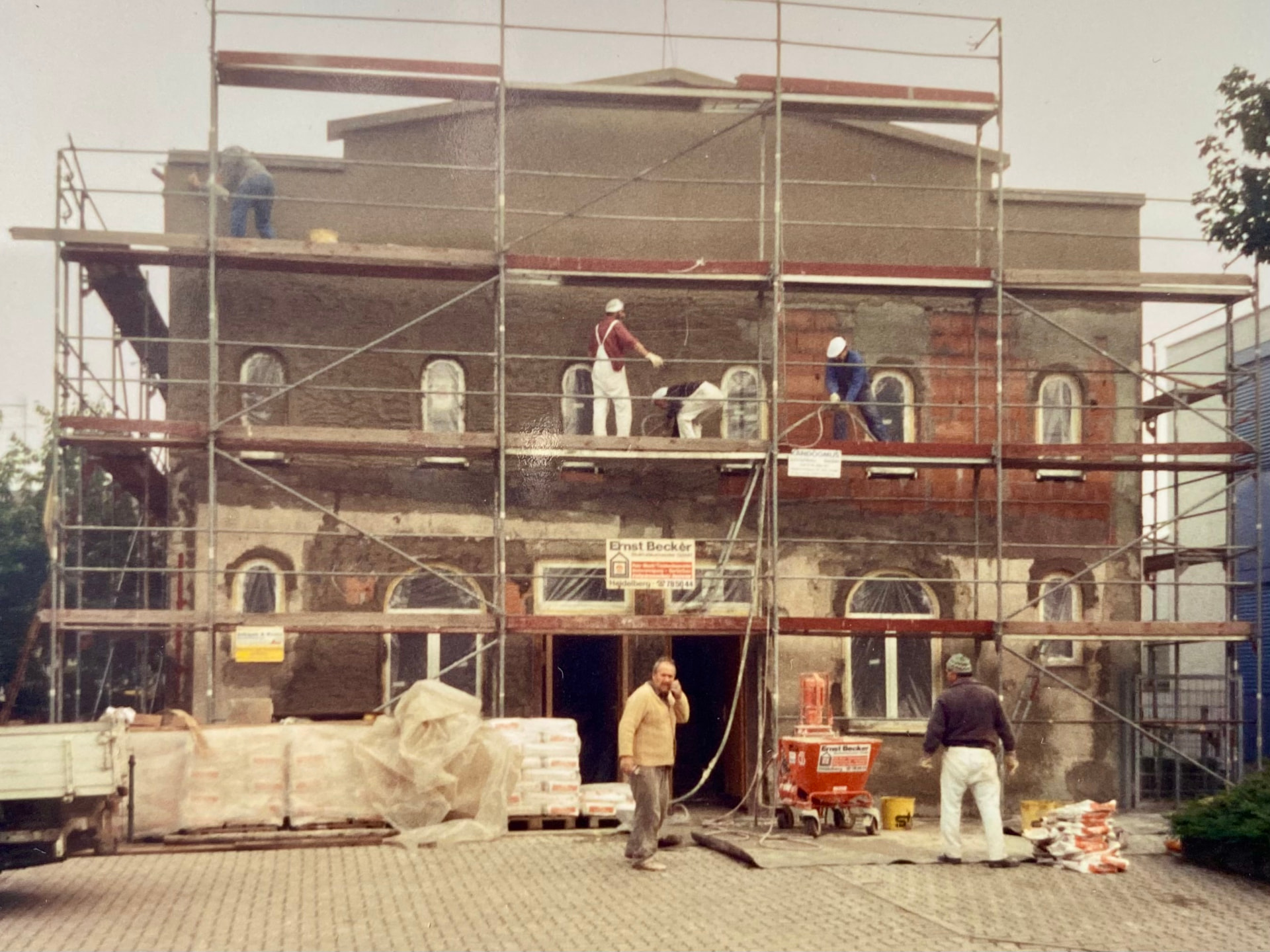 Gemeindemitglieder bei Renovierungsarbeiten am künftigen Moscheegebäude im Jahr 1991.