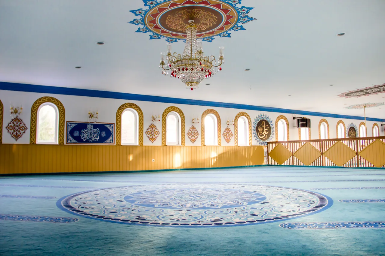 Innenansicht der Yavuz Sultan Selim Moschee vom Obergeschoss